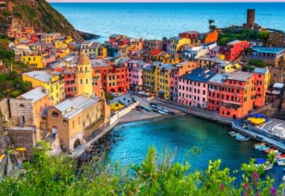 Famous touristic town of Liguria with beaches and colourful houses